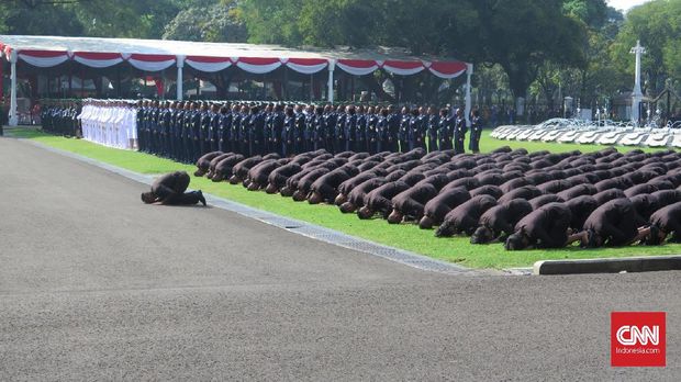 Perwira TNI dan Polri lulusan akademi sujud sukur di halaman Istana Merdeka, Jakarta, Selasa (16/7).