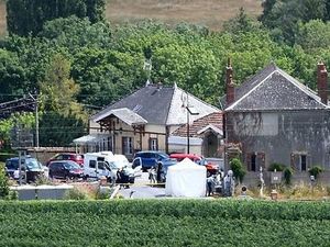 Kereta Tabrak Mobil di Prancis, 1 Perempuan dan 3 Anak-anak Tewas Kereta Tabrak Mobil di Prancis, 1 Perempuan dan 3 Anak-anak Tewas