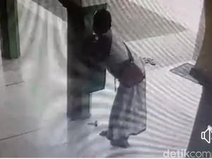 Pria Bersarung dan Berkopiah Kuras Isi Kotak Amal Masjid di Pasuruan