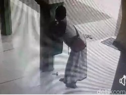 Pria Bersarung dan Berkopiah Kuras Isi Kotak Amal Masjid di Pasuruan