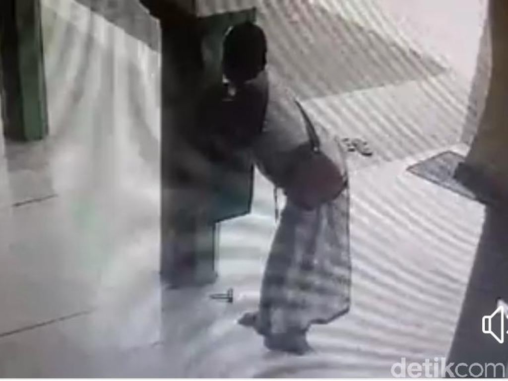 Pria Bersarung dan Berkopiah Kuras Isi Kotak Amal Masjid di Pasuruan Pria Bersarung dan Berkopiah Kuras Isi Kotak Amal Masjid di Pasuruan