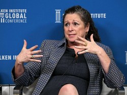 Menyamar, Pewaris Disney Temukan Sisi Gelap Disneyland