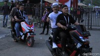 Dalam pantauannya banyak penontonnya yang tidak memiliki tiket.