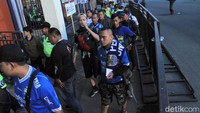 Para pendukung Persib Bandung pun berharap Maung Bandung dapat menang dalam pertandingan tersebut.