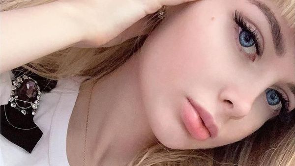 Foto: Wanita Barbie yang Dilarang Ortu Keluar Rumah Karena Terlalu Cantik