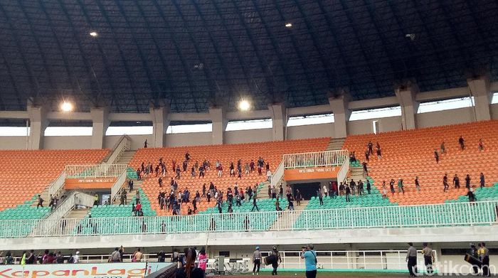 Kericuhan suporter saat Tira Persikabo vs Persija Jakarta. (Foto: Amalia Dwi Septi/detikcom) Kericuhan suporter saat Tira Persikabo vs Persija Jakarta. (Foto: Amalia Dwi Septi/detikcom)
