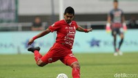 Bambang Pamungkas melepaskan sebuah tendangan.