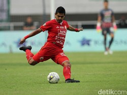 Bambang Pamungkas melepaskan sebuah tendangan.