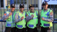 Sejumlah petugas kepolisian dikerahkan untuk menjaga keamanan dan ketertiban selama pertandingan Persib Bandung melawan Kalteng FC berlangsung.