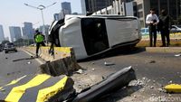 Penampakan Mobil Terguling di Jalur Busway Sudirman