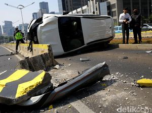 Penampakan Mobil Terguling di Jalur Busway Sudirman