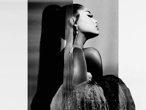 Foto: Penampilan Perdana Ariana Grande Jadi Model Givenchy