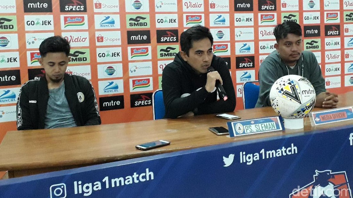 Pelatih PSS Sleman Seto Nurdiyantoro (tengah) dan kapten tim Bagus Nirwanto (kiri). (Foto: Ristu Hanafi/detikSport)
