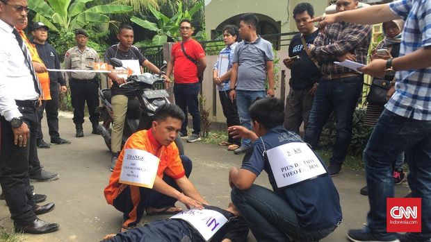 Dalam rekonstruksi, tersangka mengaku sempat membacakan ayat kursi kepada korban DBJ (14).