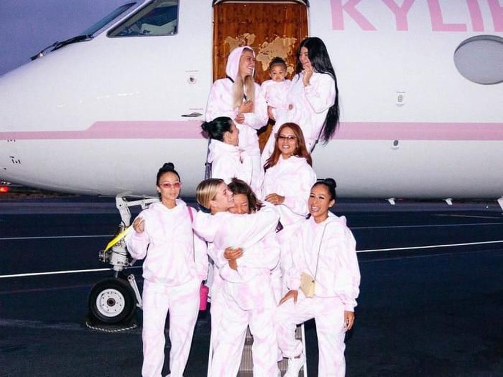 Foto-foto Kylie Jenner Ajak Teman-temannya Liburan Mewah Gratis, Jangan Iri Foto-foto Kylie Jenner Ajak Teman-temannya Liburan Mewah Gratis, Jangan Iri