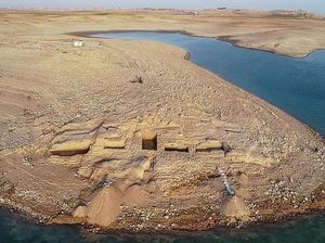 Foto: Sungai Surut, Muncul Istana Berusia 3.400 Tahun Foto: Sungai Surut, Muncul Istana Berusia 3.400 Tahun