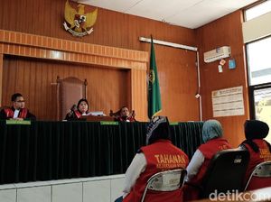 Jejak 3 Emak PEPES: Kampanye Hitam ke Jokowi, Divonis 6 Bulan Bui Jejak 3 Emak PEPES: Kampanye Hitam ke Jokowi, Divonis 6 Bulan Bui