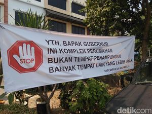 Spanduk Warga Tolak Pencari Suaka: Pak Gubernur Ini Perumahan Spanduk Warga Tolak Pencari Suaka: Pak Gubernur Ini Perumahan