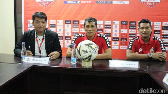 Welliansyah, caretaker Semen Padang FC (tengah) (Jeka Kampai/detikSport) Welliansyah, caretaker Semen Padang FC (tengah) (Jeka Kampai/detikSport)