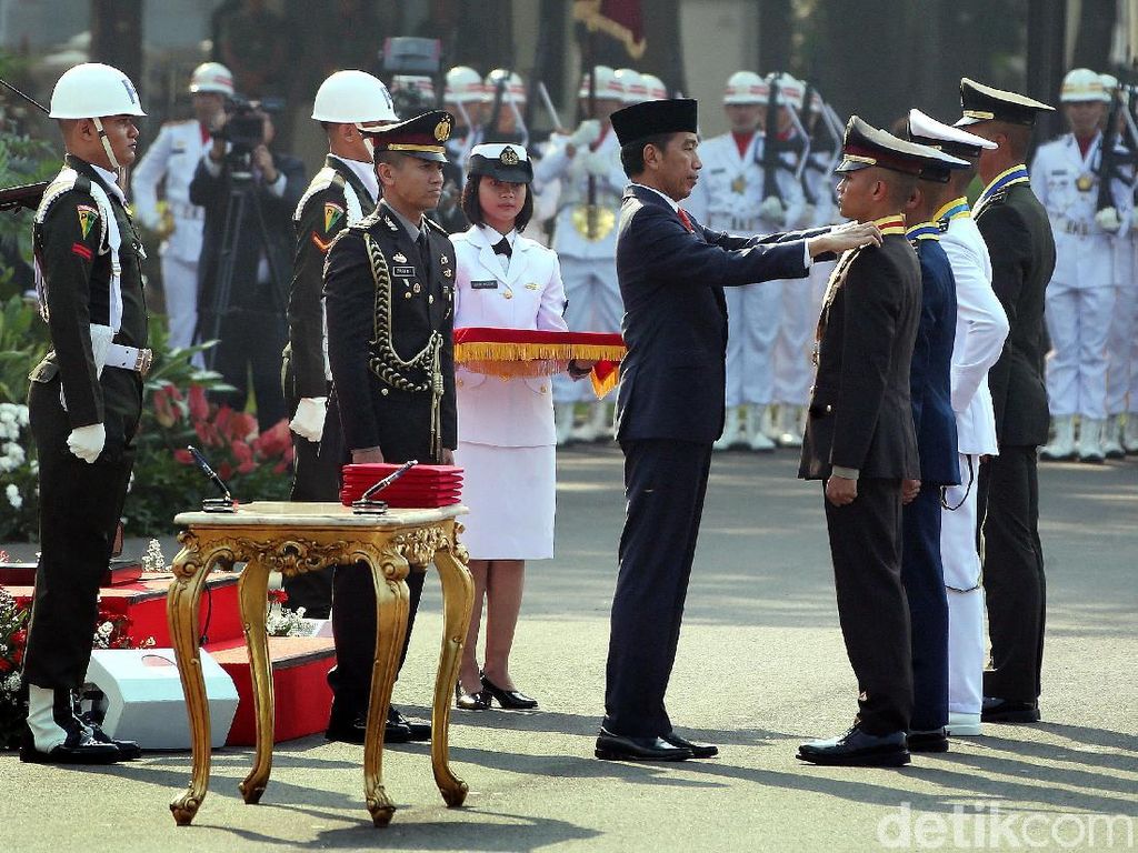 Lantik Perwira TNI-Polri, Jokowi: Jangan Kecewakan Orang Tua-Negara Lantik Perwira TNI-Polri, Jokowi: Jangan Kecewakan Orang Tua-Negara