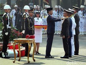 Lantik Perwira TNI-Polri, Jokowi: Jangan Kecewakan Orang Tua-Negara Lantik Perwira TNI-Polri, Jokowi: Jangan Kecewakan Orang Tua-Negara