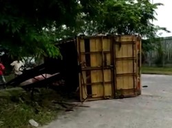 Truk Angkut Babi Terbalik di Kawasan Industri Medan, Pengguna Jalan Heboh