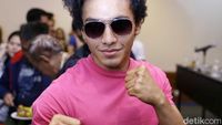 Jefri Nichol Pamer Fighting Pose dengan Kaus Pink