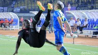 Salah satu pemain Kalteng Putra terjatuh usai berebut bola.
