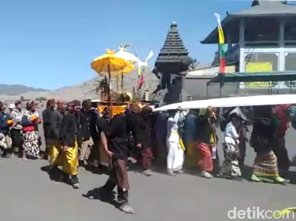 Ritual Penyucian Diri Suku Tengger, Probolinggo Ritual Penyucian Diri Suku Tengger, Probolinggo