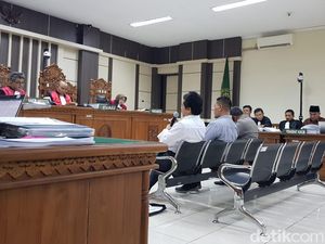 Silat Lidah Para Yang Mulia Terkait Kasus Suap Bupati Jepara Silat Lidah Para Yang Mulia Terkait Kasus Suap Bupati Jepara