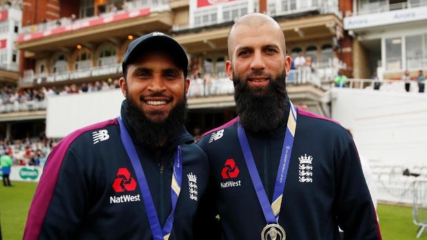 Adil Rashid *kiri) dan Moeen Ali adalah dua pemain muslim di timnas kriket Inggris.