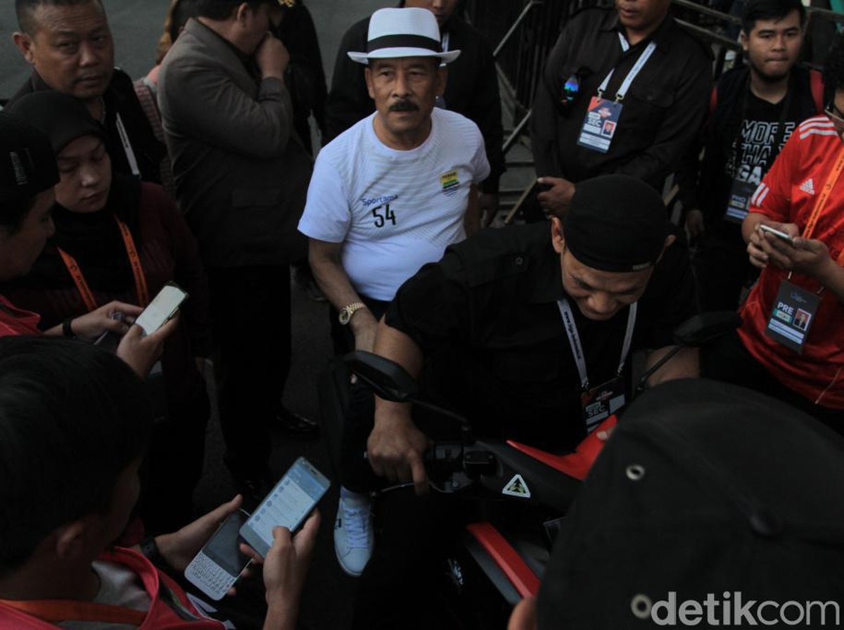 Manajer Persib Bandung, Umuh Muchtar, di Stadion Si Jalak Harupat sebelum melawan Kalteng Putra. (Foto: Wisma Putra/detikcom)