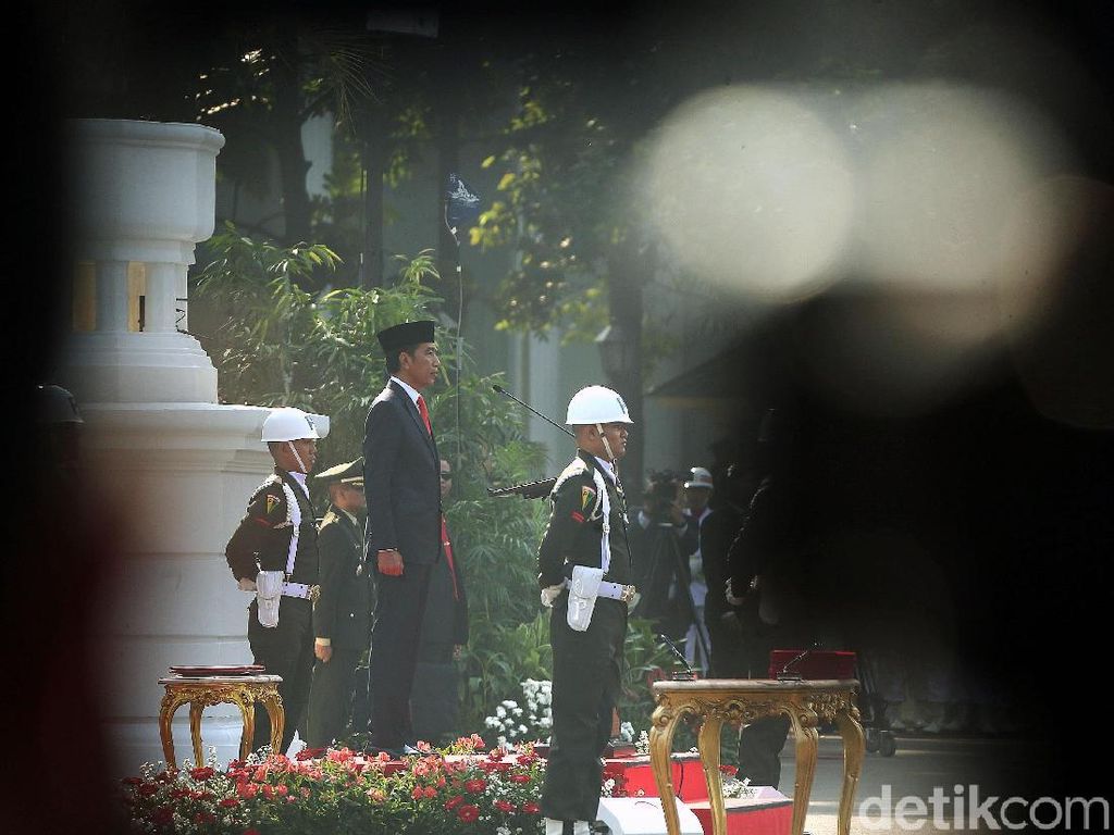 Jokowi ke Perwira TNI-Polri yang Baru Dilantik: Lindungi Pancasila! Jokowi ke Perwira TNI-Polri yang Baru Dilantik: Lindungi Pancasila!