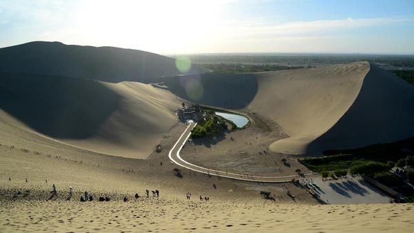 Foto: Oasis Ajaib di Padang Gurun Bernyanyi China