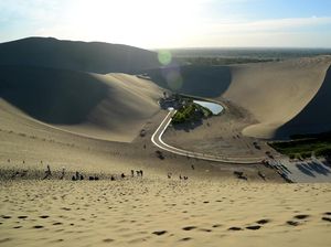 Foto: Oasis Ajaib di Padang Gurun Bernyanyi China