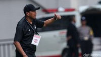 Rahmad Darmawan memberikan arahan untuk anak-anak Tira Persikabo.