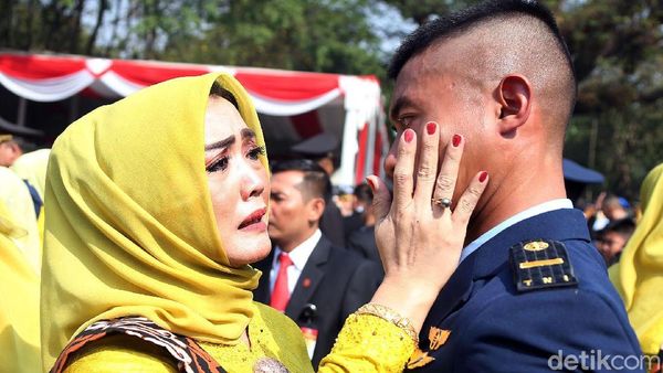 Tangis Bahagia Keluarga dan Perwira TNI-Polri Usai Dilantik