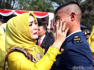 Tangis Bahagia Keluarga dan Perwira TNI-Polri Usai Dilantik