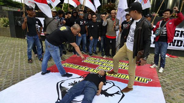 Aksi Pekerja JICT di Depan KPK