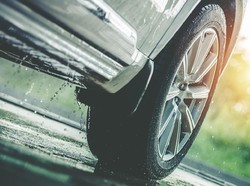 Cara Mencegah Aquaplaning saat Berkendara dalam Hujan