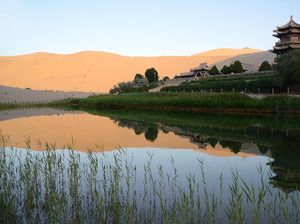 Crescent Lake, Danau Oasis yang Ajaib di Padang Pasir Bernyanyi