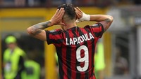 Gianluca Lapadula cuma bermain satu musim di Milan. Striker yang diboyong dari Pescara itu mencetak delapan gol dari 29 penampilan. (Foto: Marco Luzzani/Getty Images)