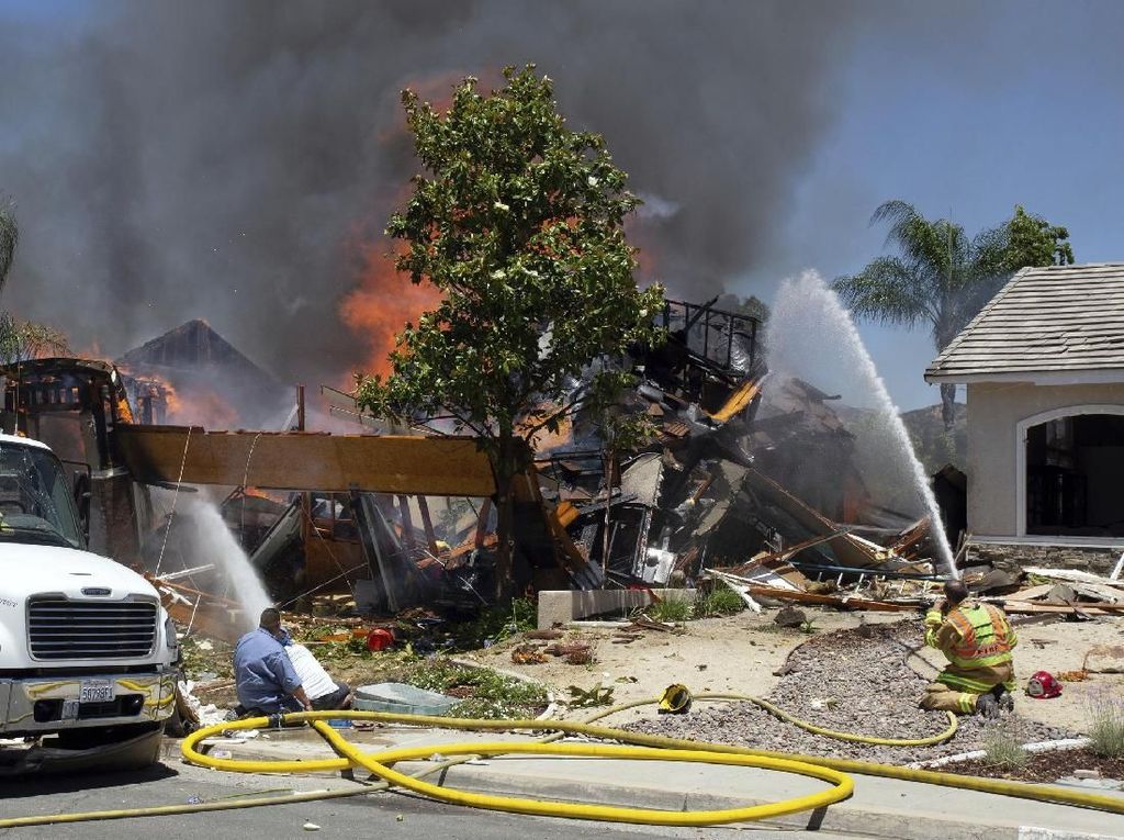 Ledakan Dahsyat Guncang Rumah di California, 1 Orang Tewas dan 15 Luka Ledakan Dahsyat Guncang Rumah di California, 1 Orang Tewas dan 15 Luka