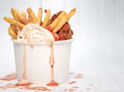 Nyleneh! Es Krim Ini Diberi Topping Ayam Goreng, Kentang dan Saus Sambal