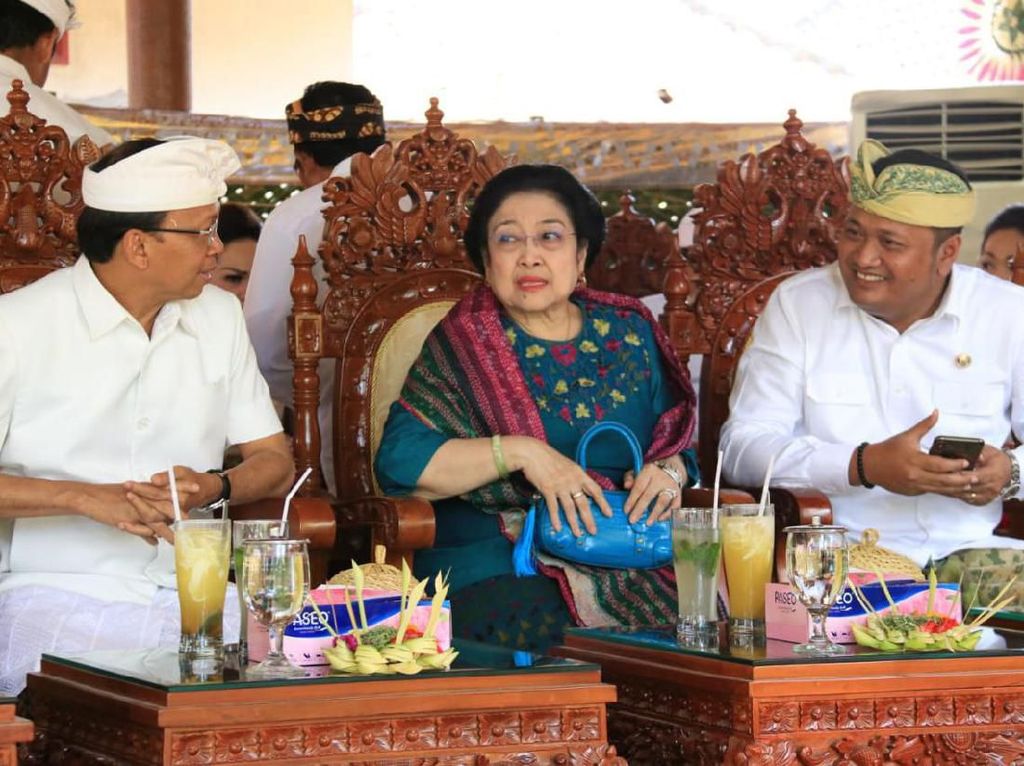 Megawati Hadiri Pelantikan Eks Bupati Gianyar Jadi Pendeta Hindu Megawati Hadiri Pelantikan Eks Bupati Gianyar Jadi Pendeta Hindu