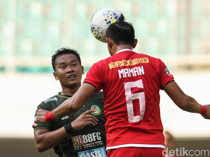 Pemain belakang Persija Jakarta Maman Abdurahman, sedang loyo di laga tandang menjelang lawatan ke markas PSM Makassar. (Foto: Rifkianto Nugroho/detikcom)