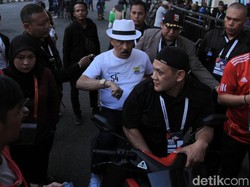Saat berbincang dengan para pendukung Persib, Umuh mendapatkan banyak keluhan soal tiket online yang belum dapat diakses oleh para Pendukung Persib.