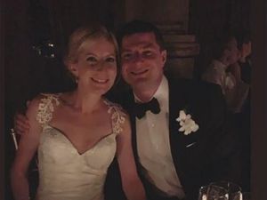 Gedung Mati Lampu, Pasangan Ini Menikah Disenteri Handphone Para Tamu