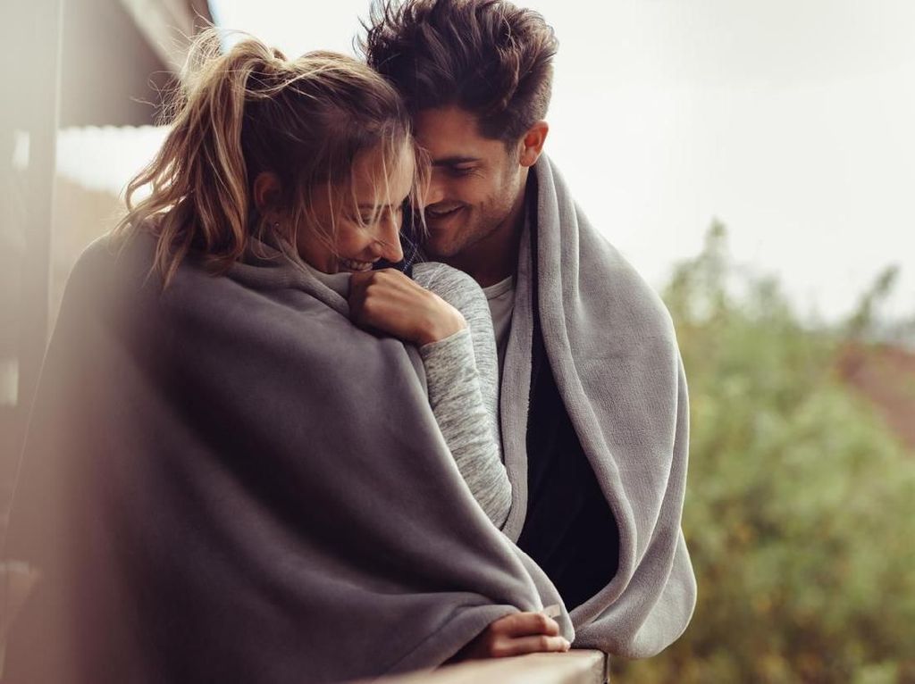 Yang Lajang Mohon Bersabar, Ini 6 Manfaat Cuddling dengan Pasangan