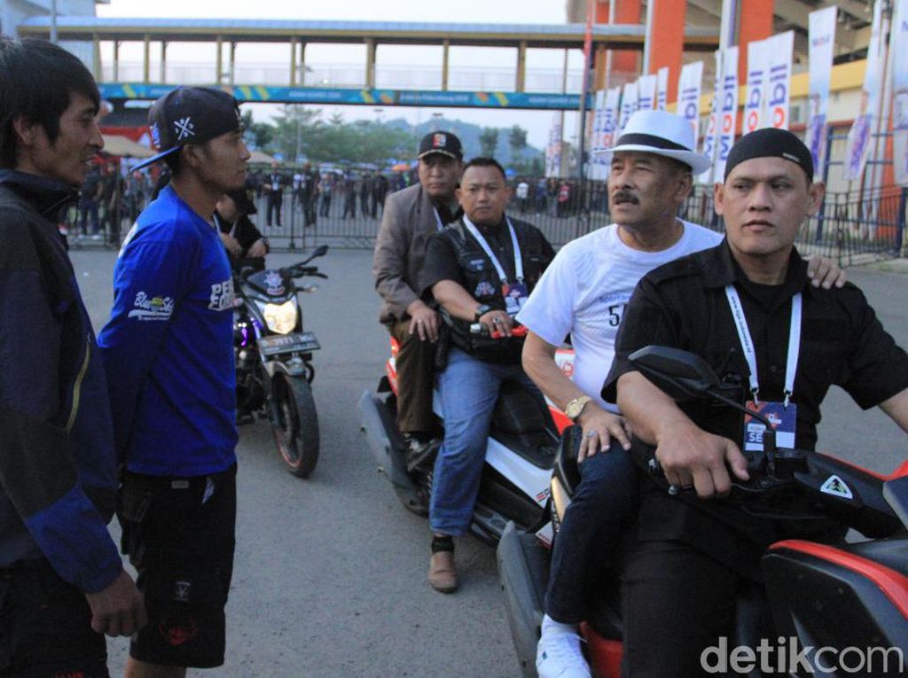 Keliling Si Jalak Harupat, Umuh Cari Tahu Penyebab Laga Kandang Sepi Penonton Keliling Si Jalak Harupat, Umuh Cari Tahu Penyebab Laga Kandang Sepi Penonton